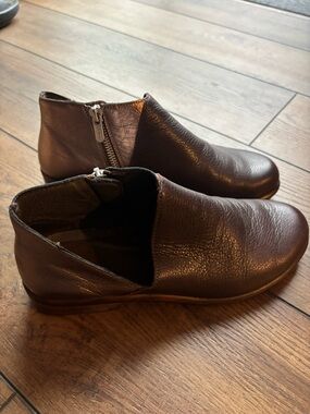 Naot size 37 soft leather side zip ankle shoe